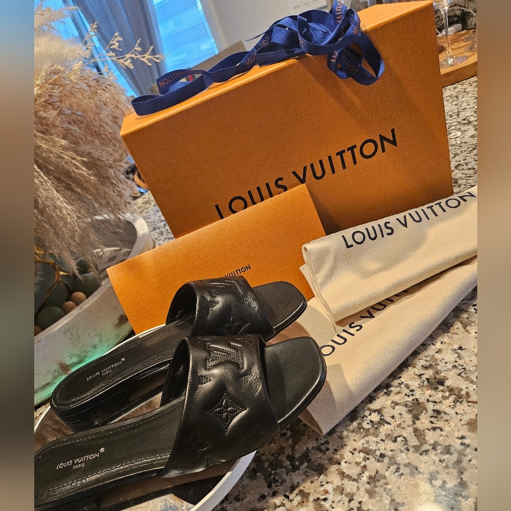 Louis Vuitton Neo Leather Mules FULL INCLUSION🔥 - Picture 3 of 9